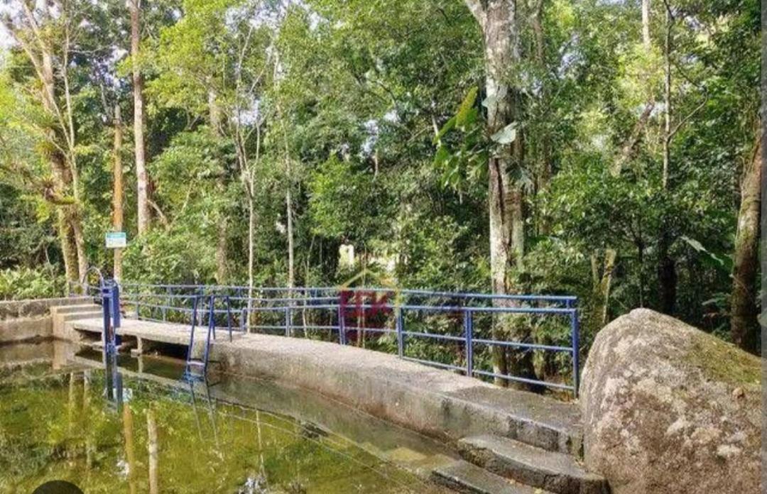 Refúgio em meio a montanhas com cachoeira e praia