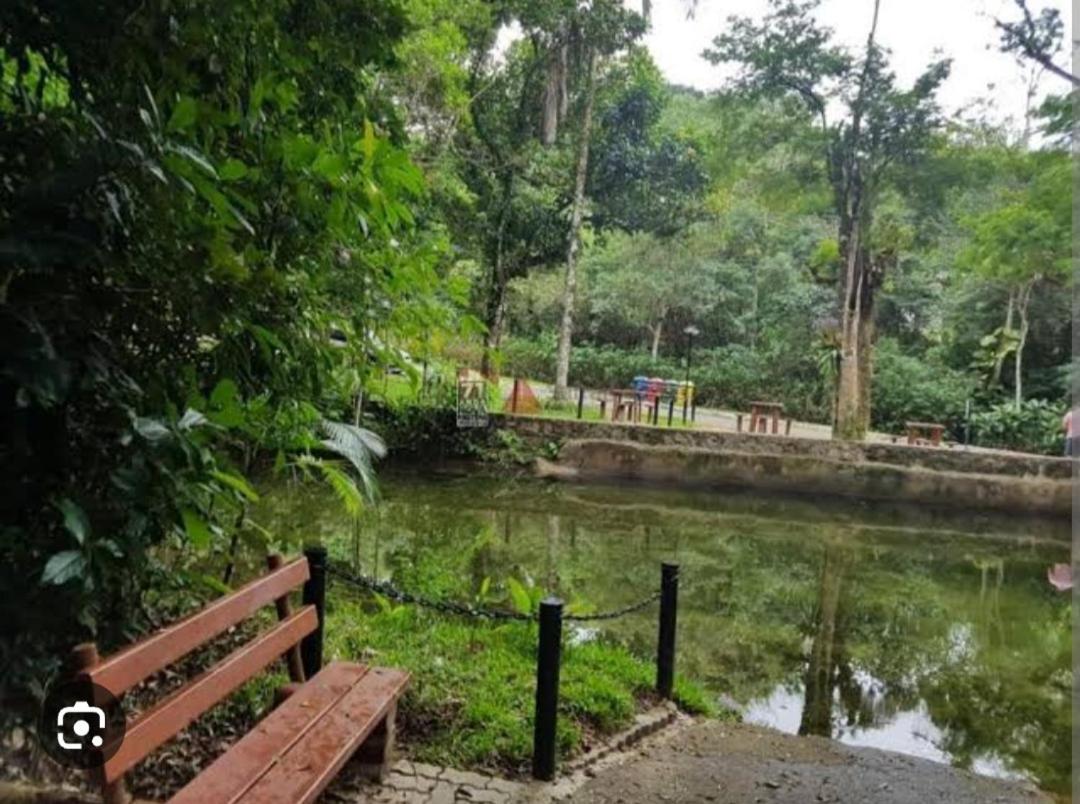 Refúgio em meio a montanhas com cachoeira e praia
