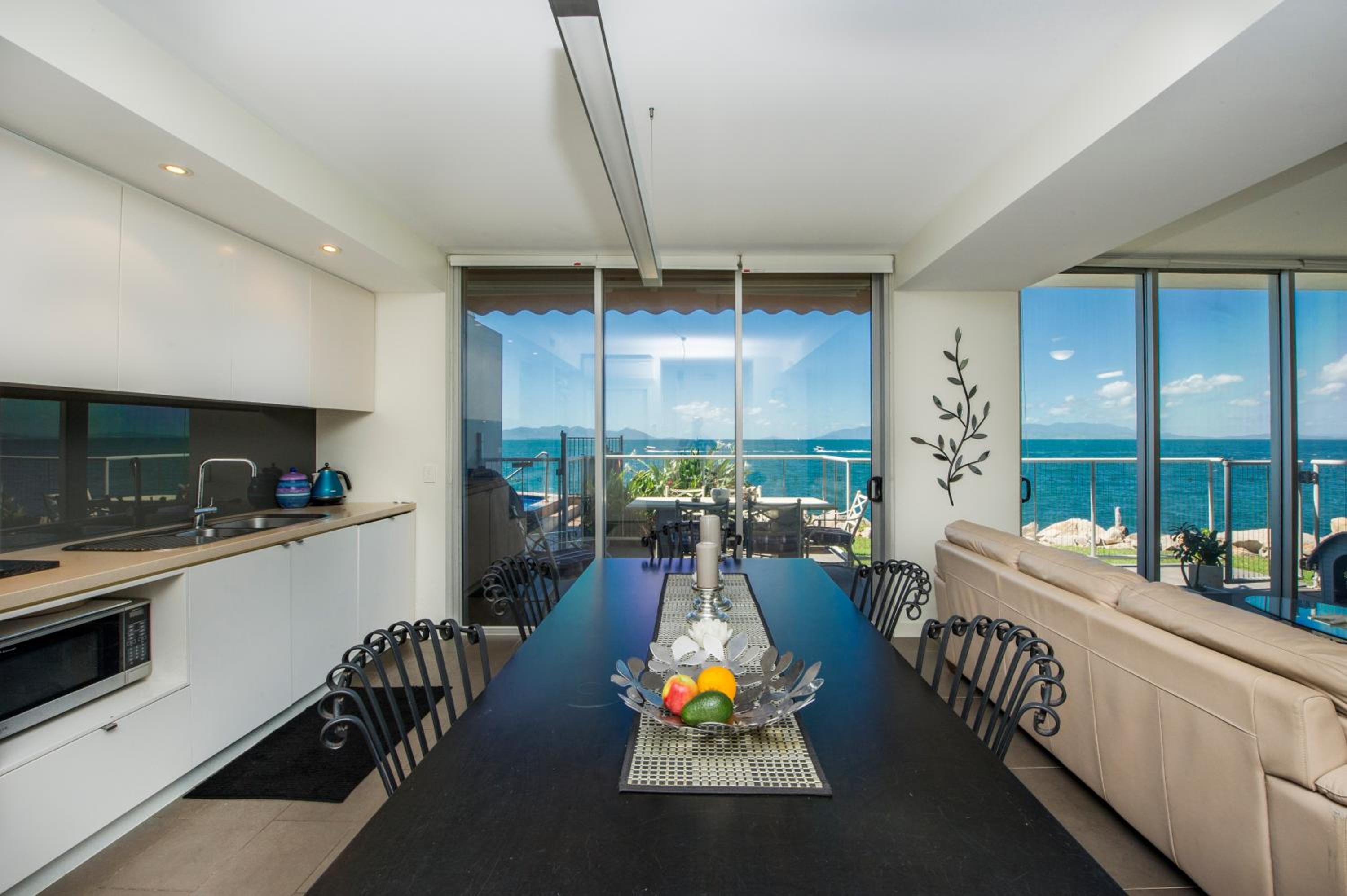 Panoramic Ocean Views 2 bed/2 bath Unit, Nelly Bay
