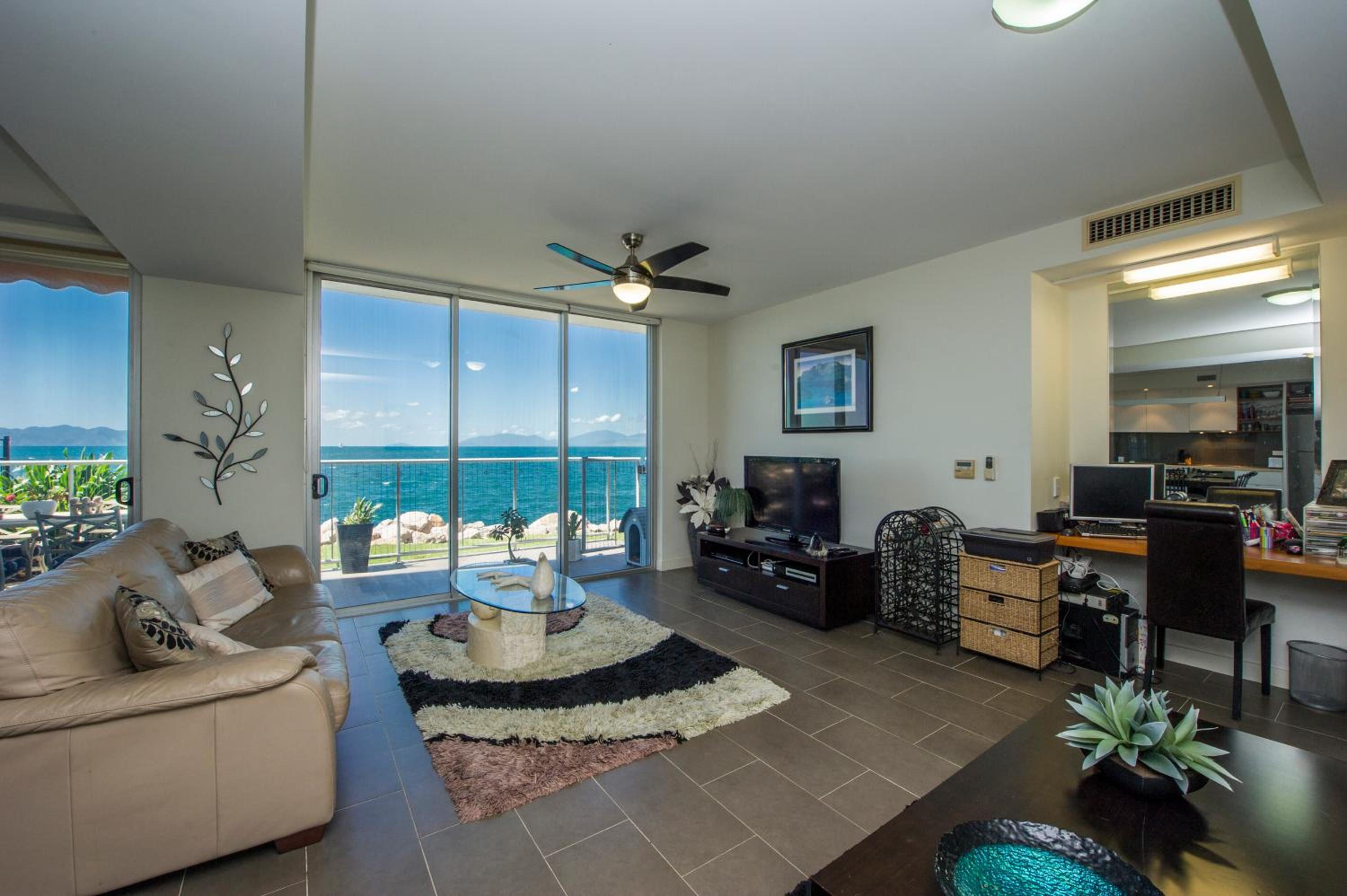 Panoramic Ocean Views 2 bed/2 bath Unit, Nelly Bay