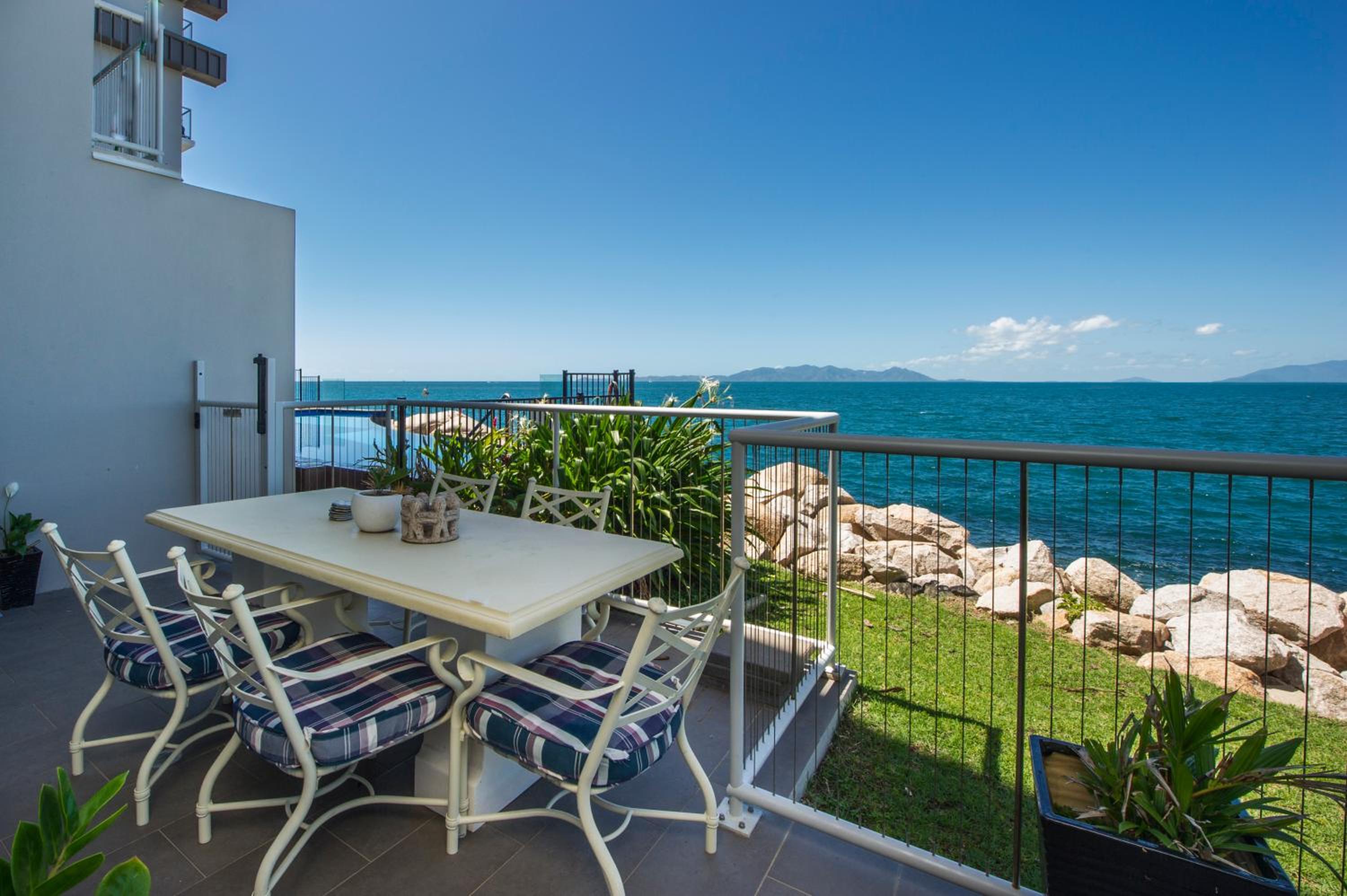 Panoramic Ocean Views 2 bed/2 bath Unit, Nelly Bay