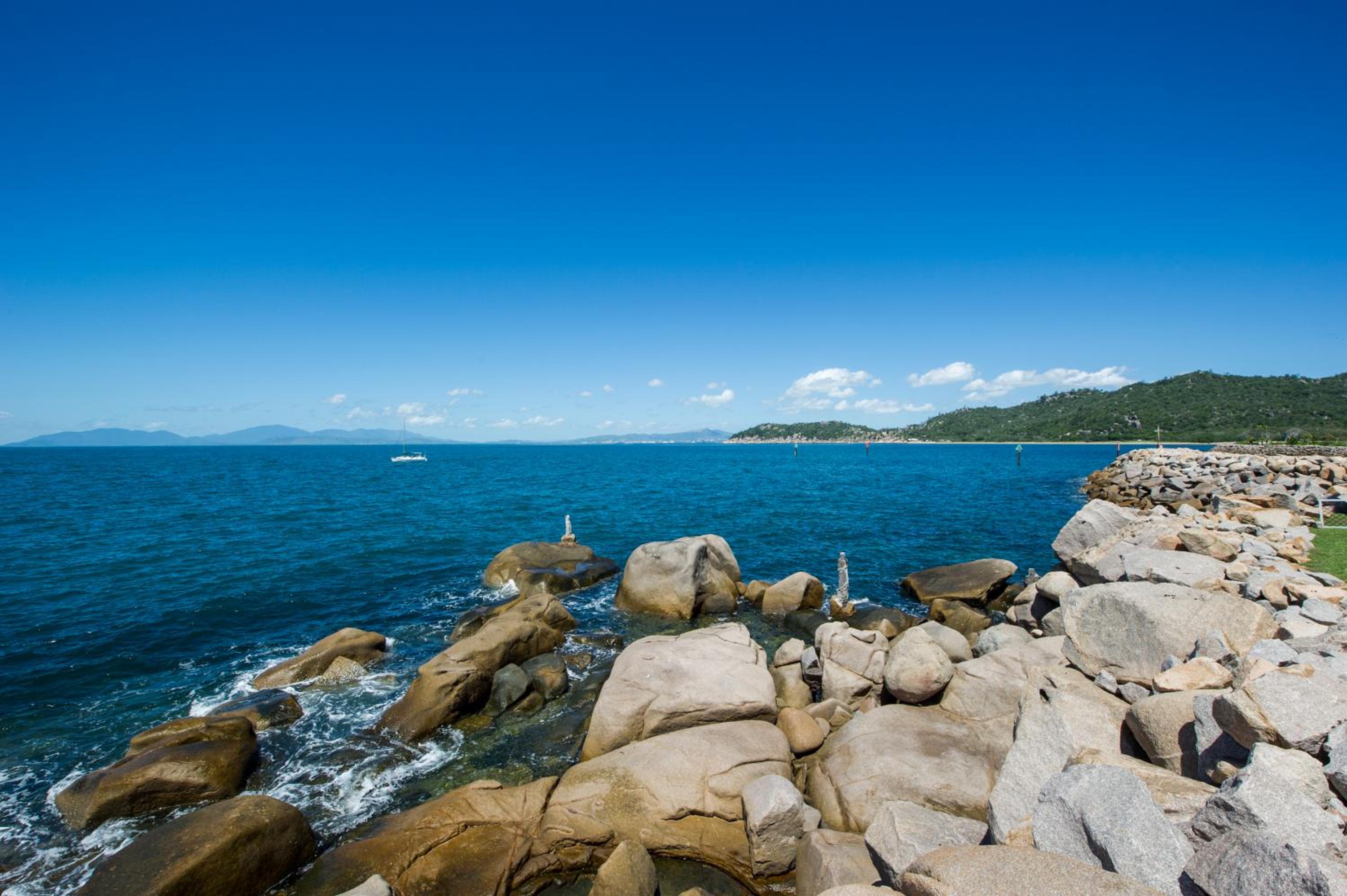 Panoramic Ocean Views 2 bed/2 bath Unit, Nelly Bay