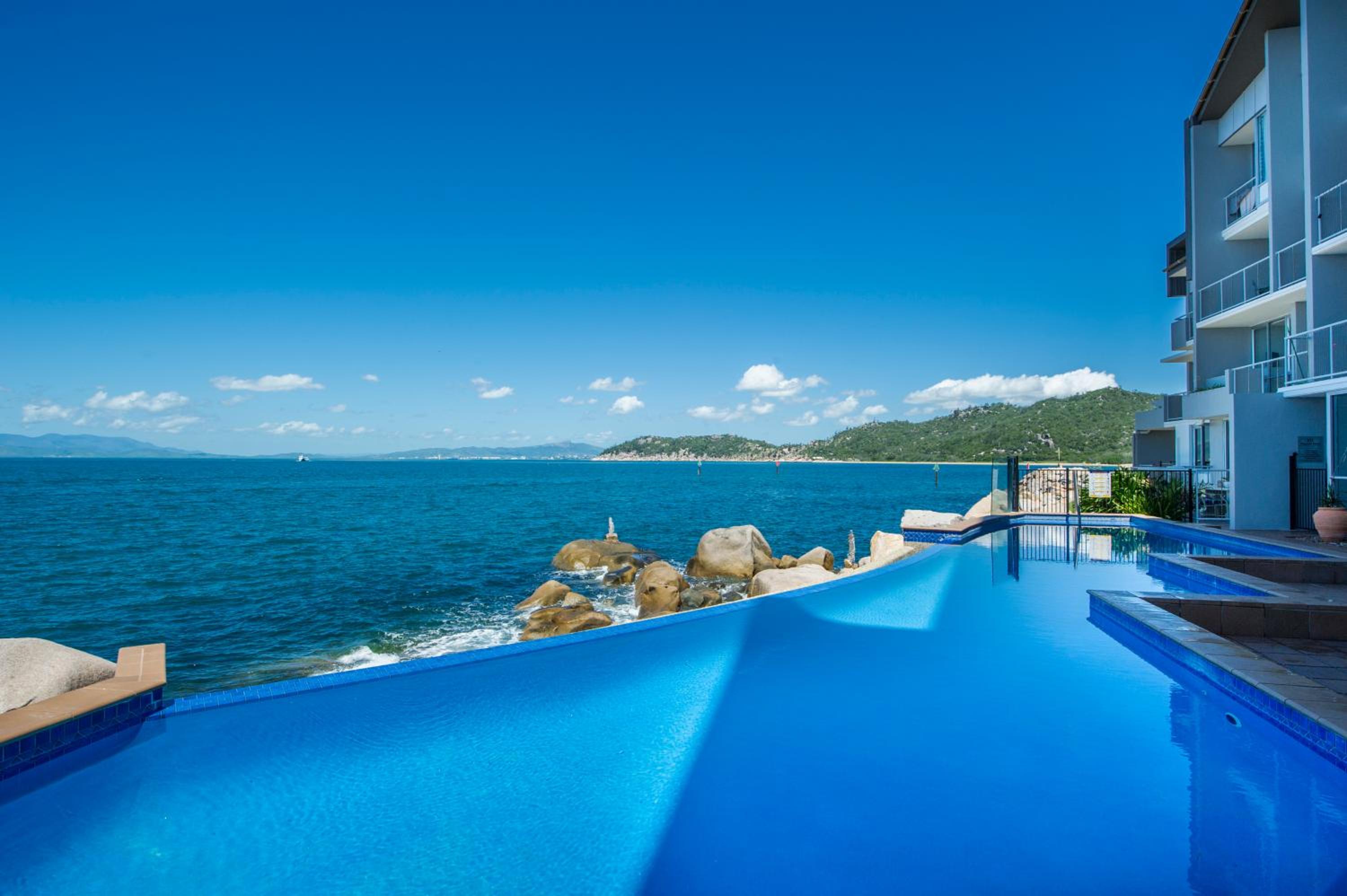 Panoramic Ocean Views 2 bed/2 bath Unit, Nelly Bay