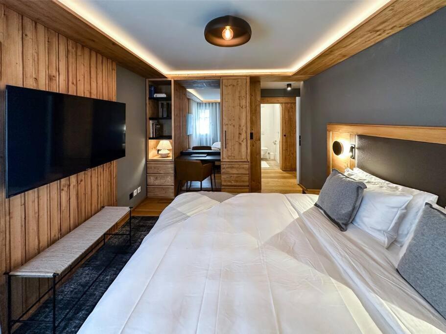 Chic Alpine Elegance: Designer Retreat in Samedan