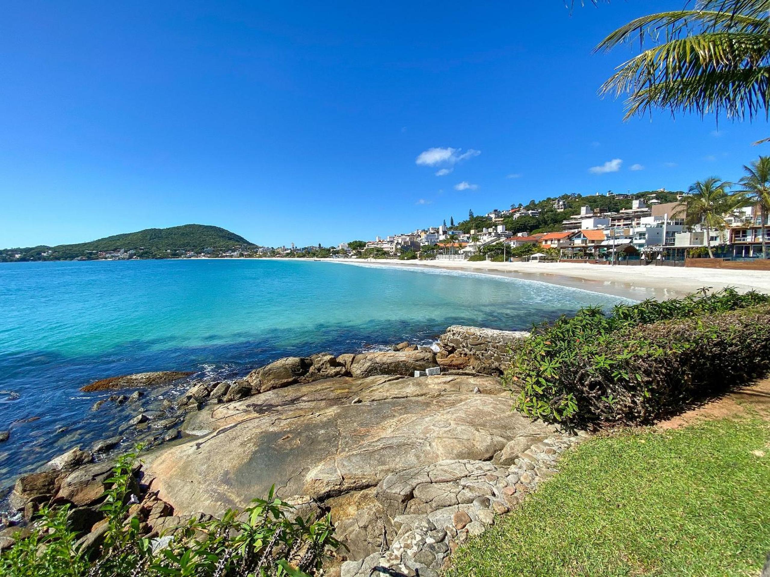 Apto na praia de Bombas, ótima localização