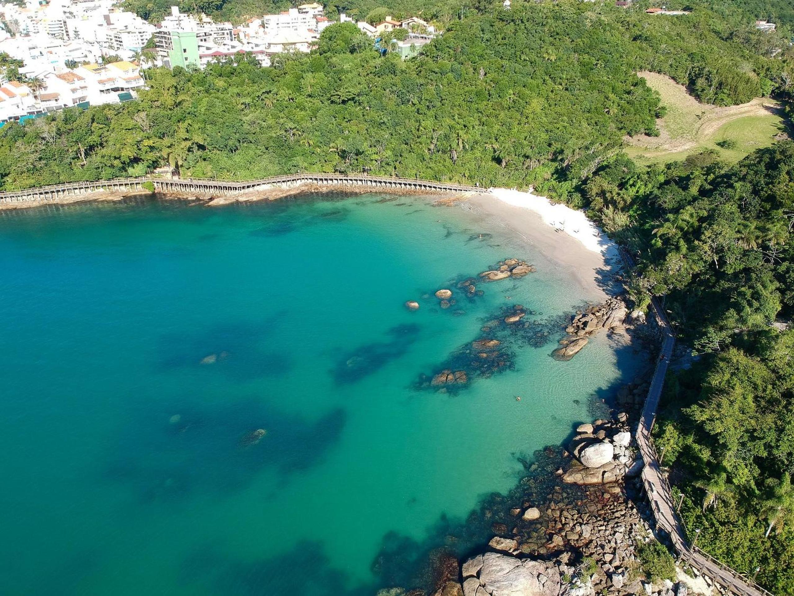 Apto na praia de Bombas, ótima localização