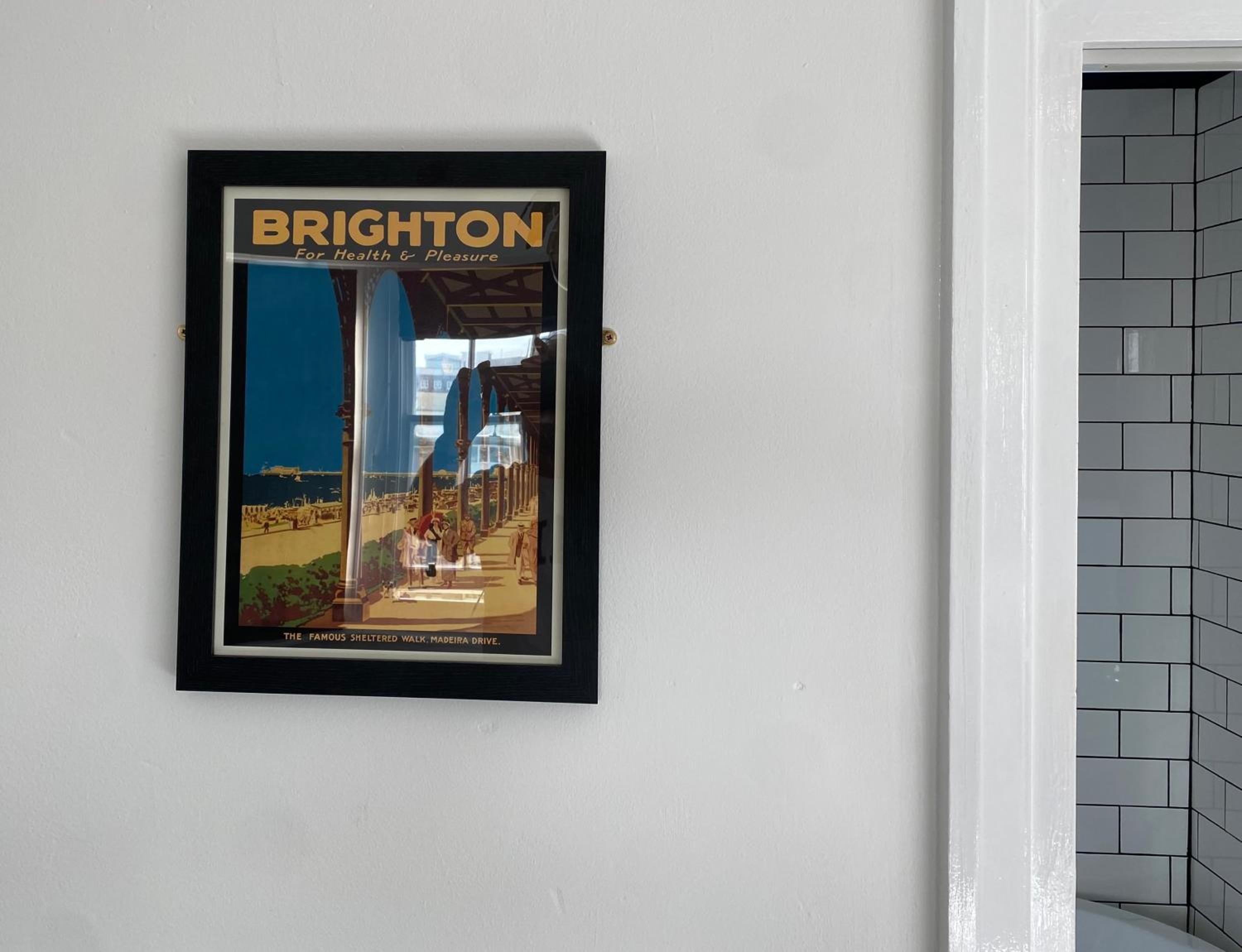 SEAFRONT SANCTUARY Beautiful Art Deco Apartment with Stunning City & Sea Views