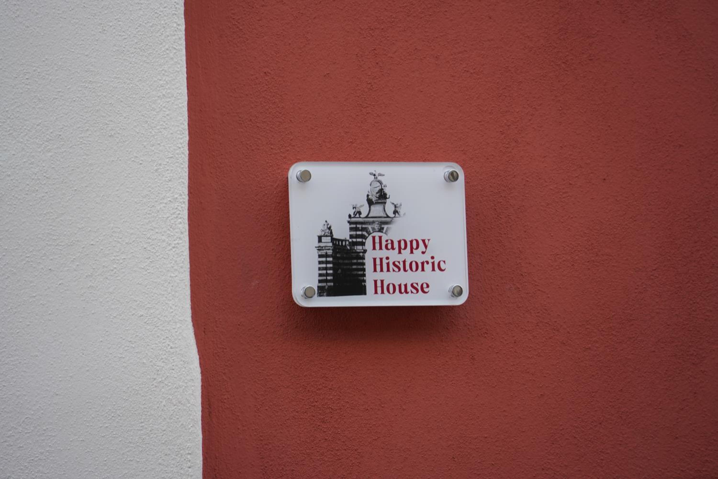 HAPPY HISTORIC HOUSE