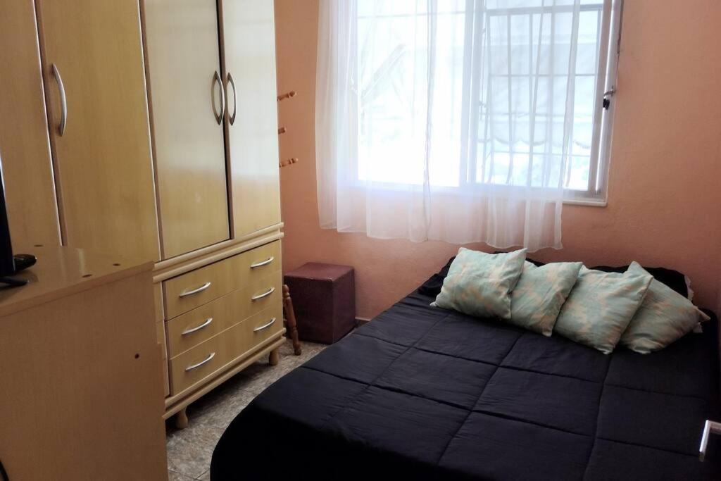 Quarto com ar condicionado em apt compartilhado e estacionamento grátis