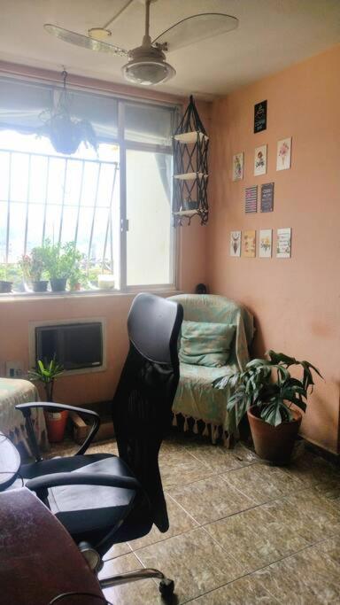 Quarto com ar condicionado em apt compartilhado e estacionamento grátis