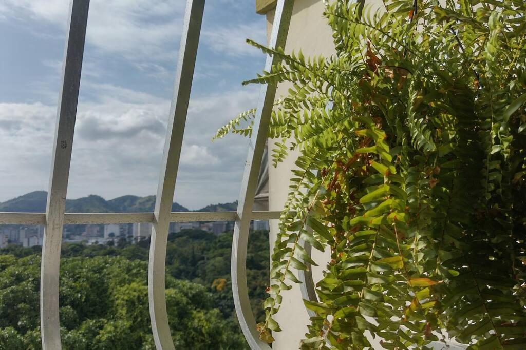 Quarto com ar condicionado em apt compartilhado e estacionamento grátis