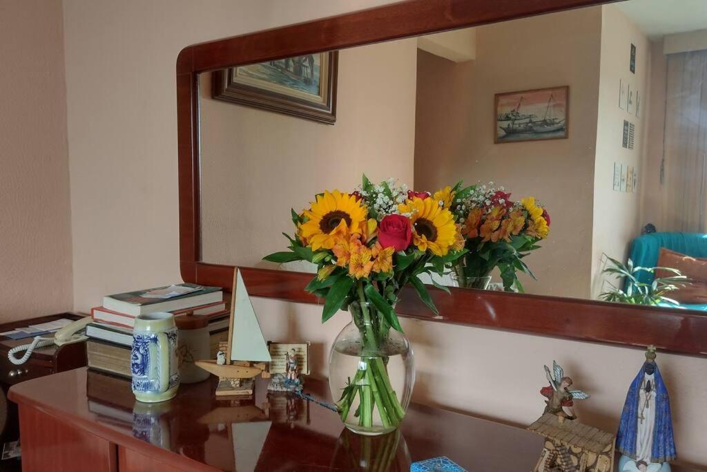 Quarto com ar condicionado em apt compartilhado e estacionamento grátis