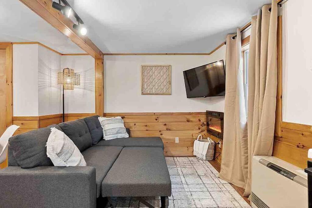 Ski,Hike,Relax Retreat WITH private Hot tub lll view 5