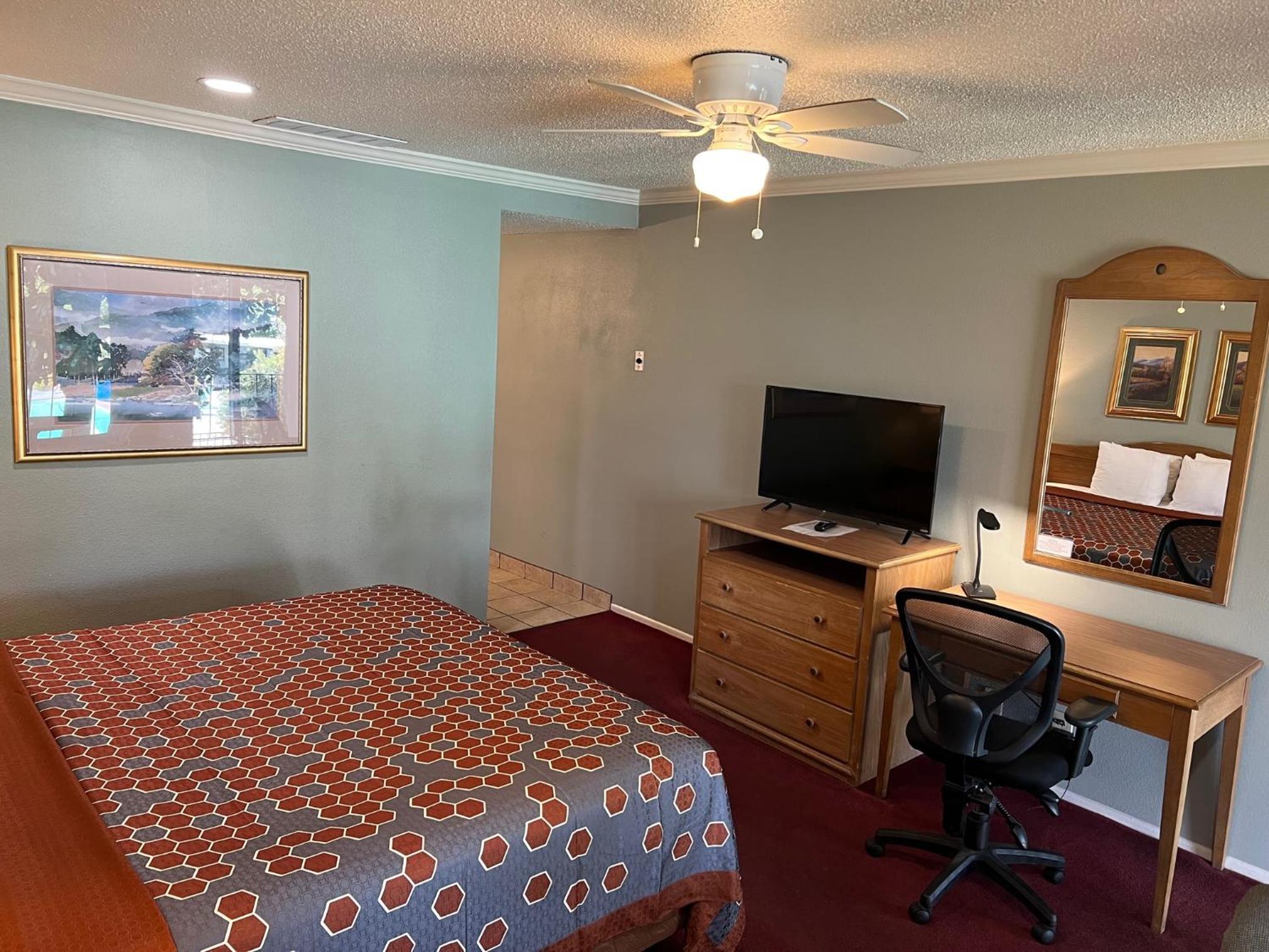 Visalia Vacations - Lamp Liter Inn - Property Image 4