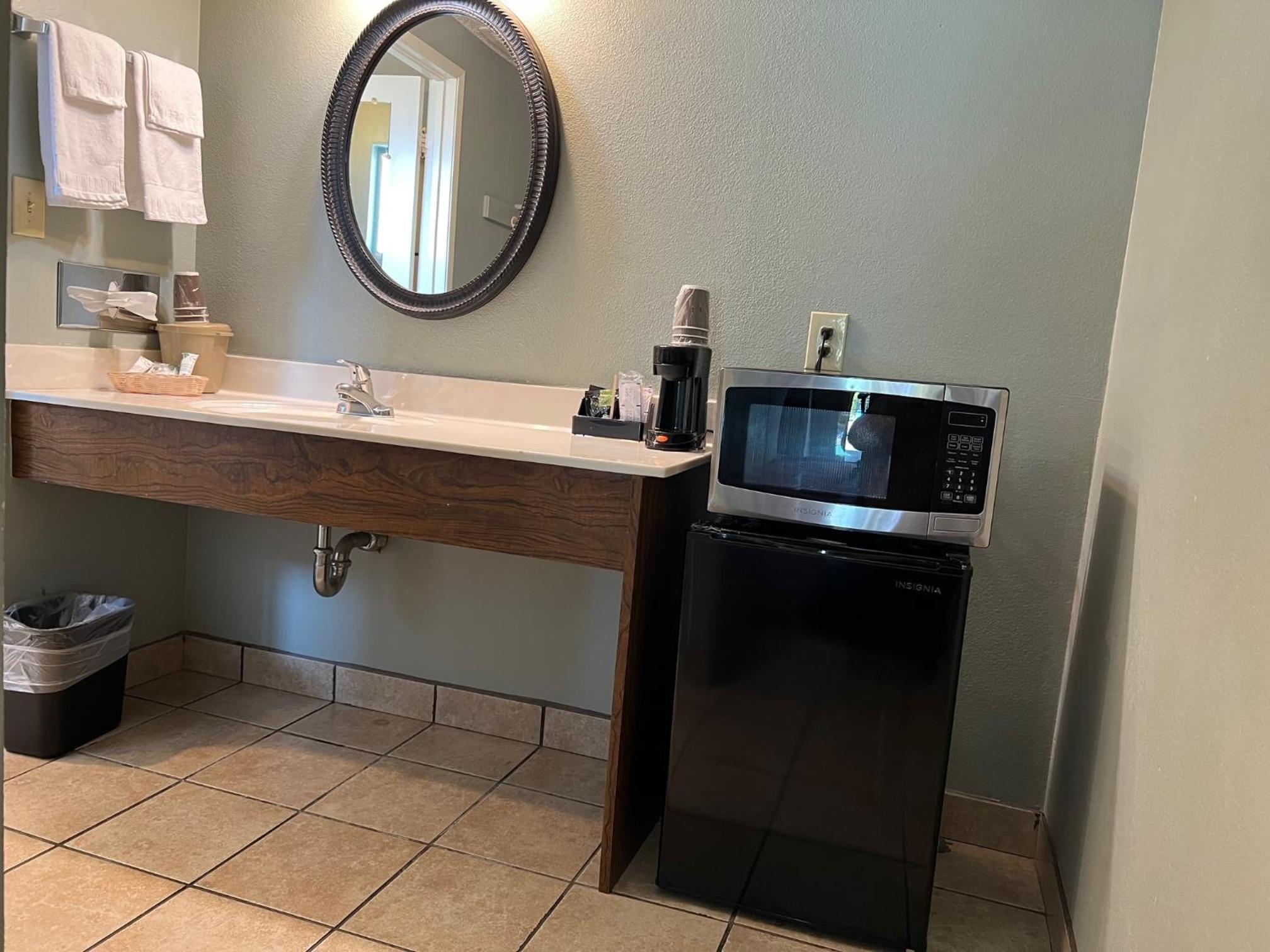 Visalia Vacations - Lamp Liter Inn - Property Image 3