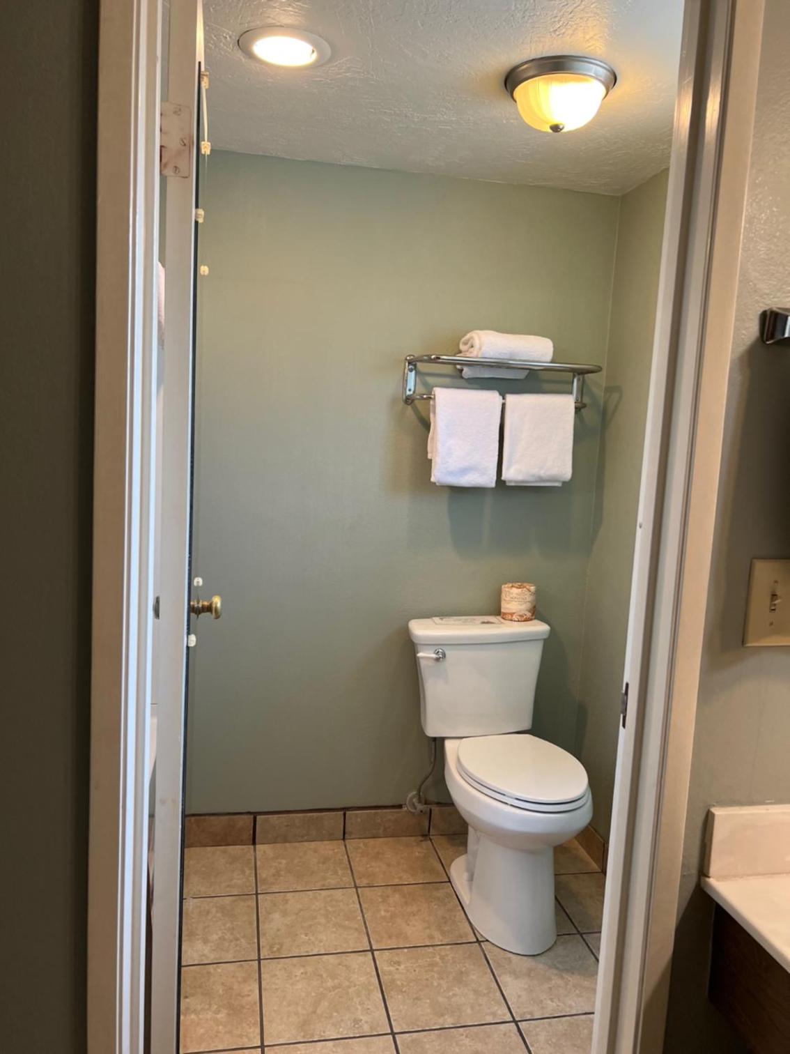 Visalia Vacations - Lamp Liter Inn - Property Image 2
