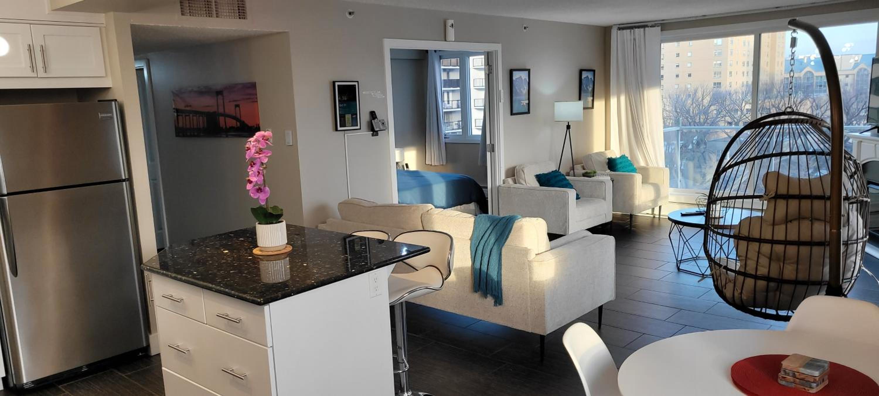Saskatoon Vacations - Smart Stylish Downtown Condo- 2 bedrooms - Property Image 1