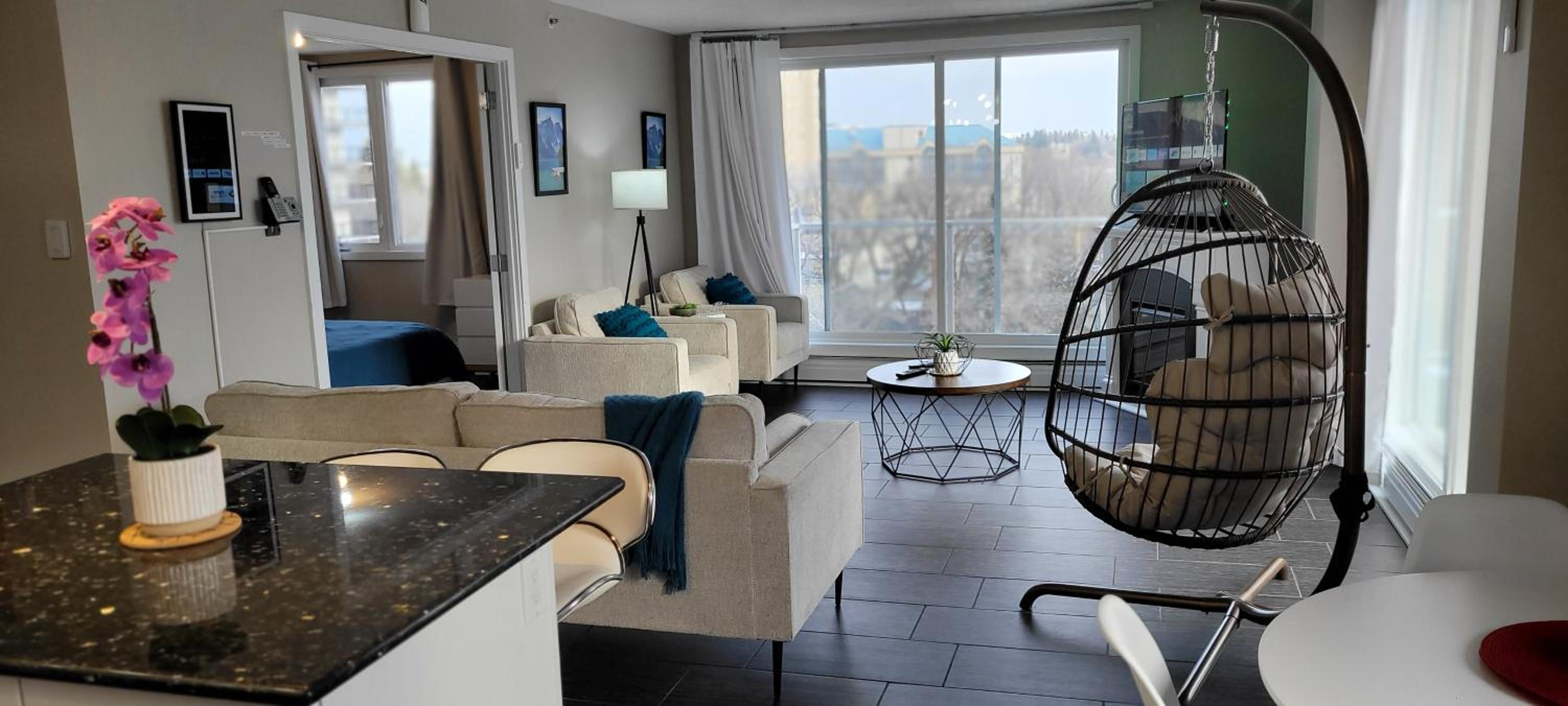 Smart Stylish Downtown Condo- 2 bedrooms