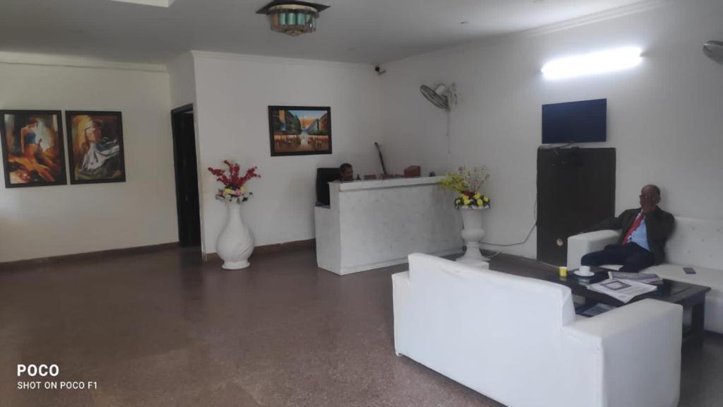 Lobby & Reception