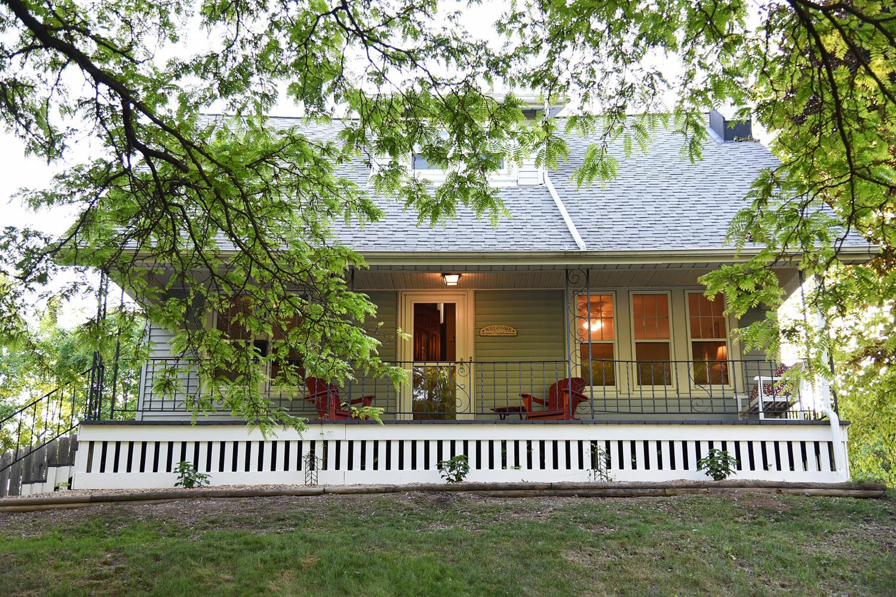 Hotel Cozy Home Near all Milwaukee Attractions - Image 1