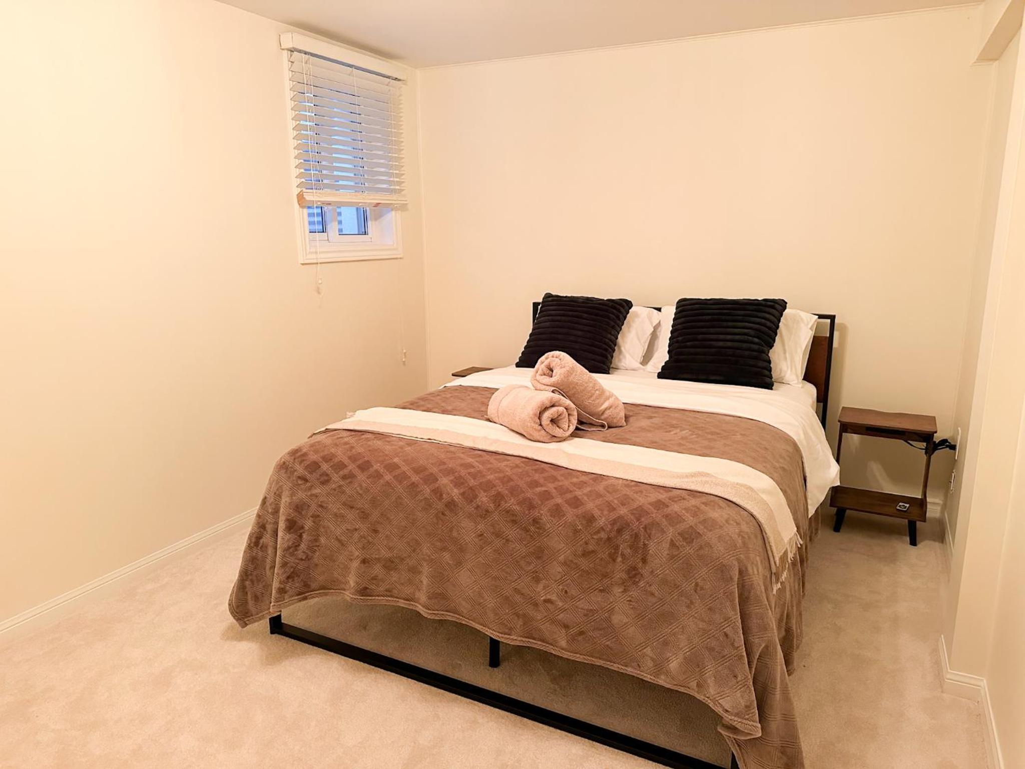 Oakville Retreat - 4 bedroom 5 beds - short walk from the lake