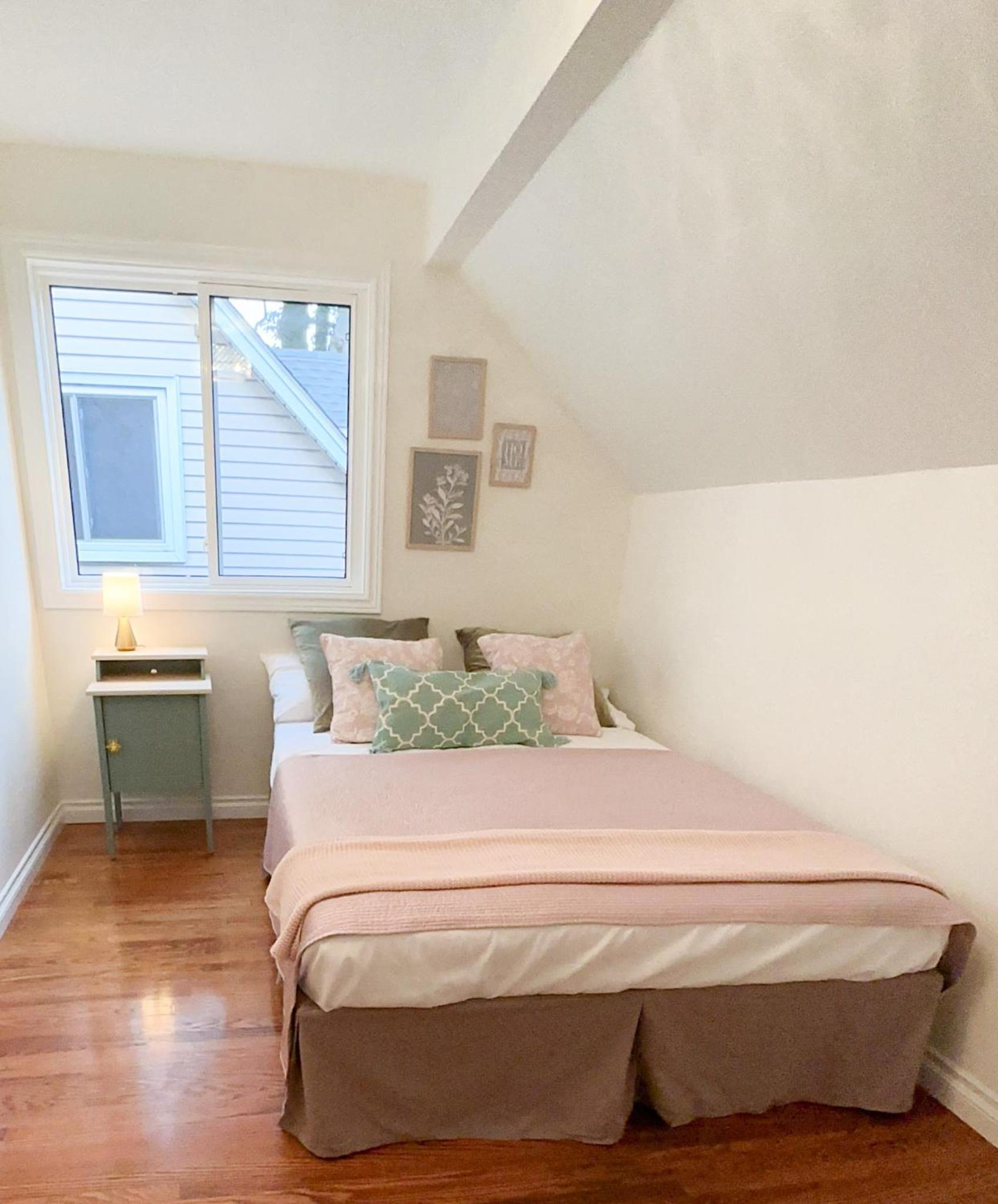 Oakville Retreat - 4 bedroom 5 beds - short walk from the lake