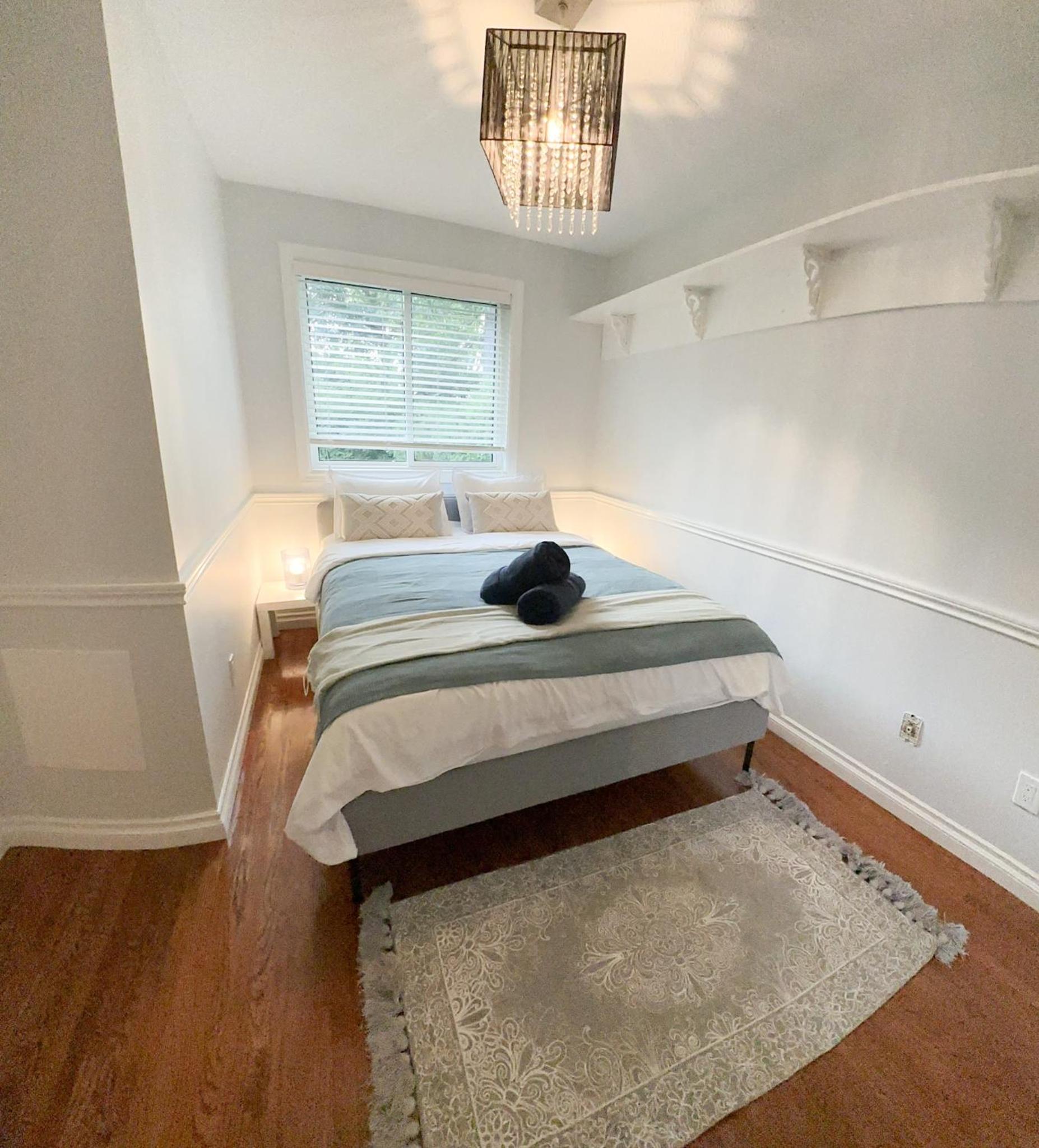 Oakville Retreat - 4 bedroom 5 beds - short walk from the lake