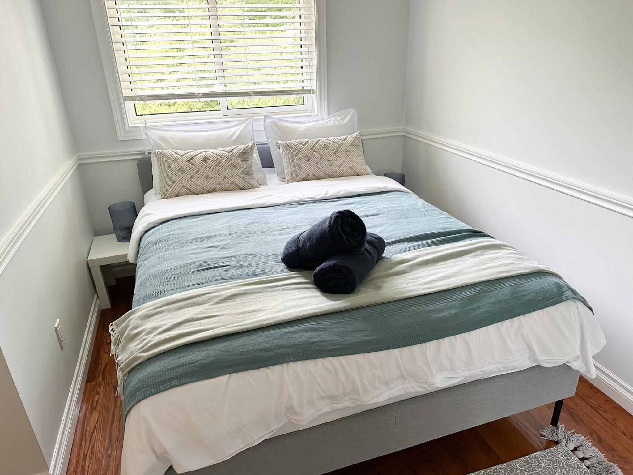 Oakville Retreat - 4 bedroom 5 beds - short walk from the lake