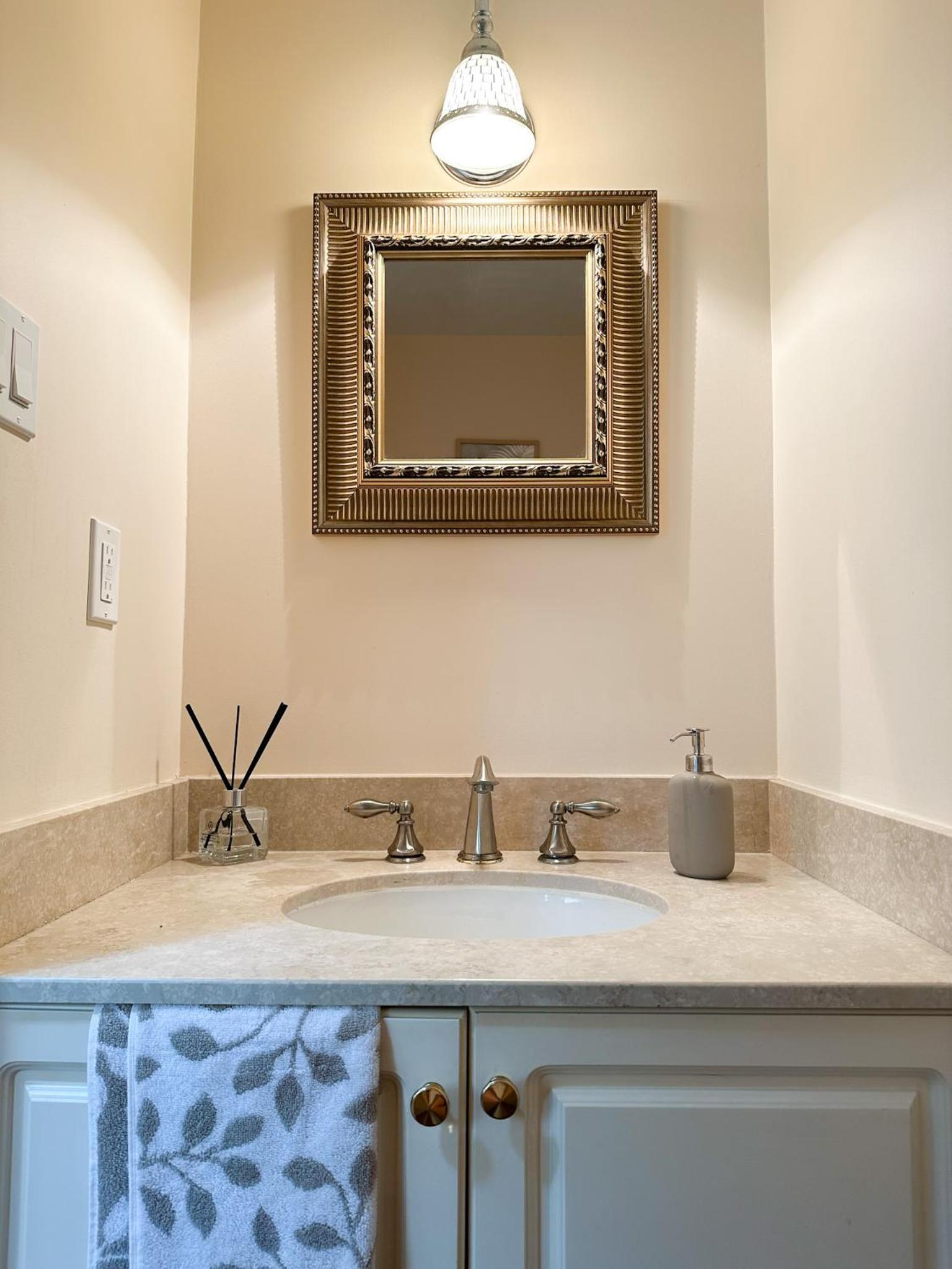 Oakville Retreat - 4 bedroom 5 beds - short walk from the lake