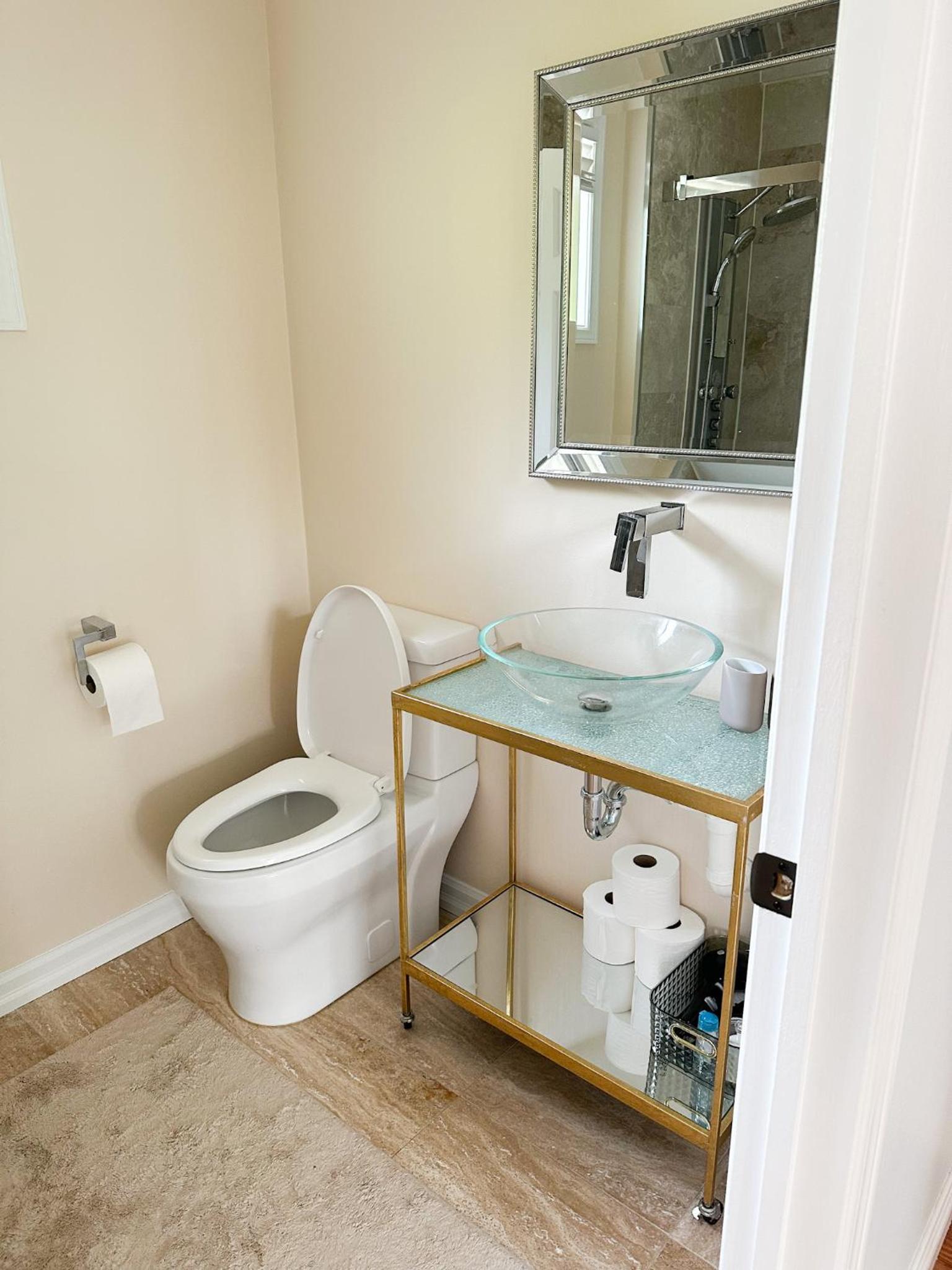 Oakville Retreat - 4 bedroom 5 beds - short walk from the lake