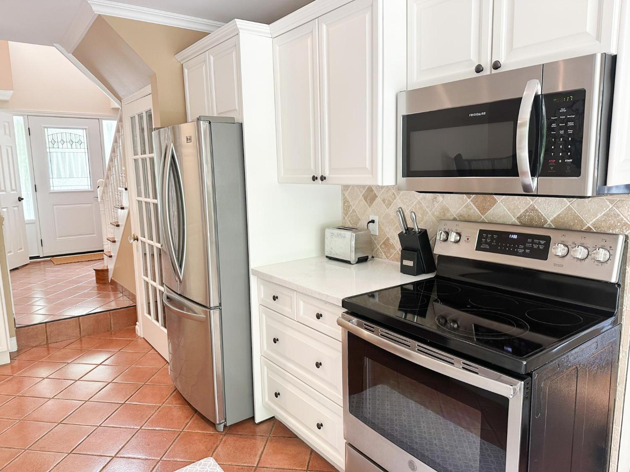 Oakville Retreat - 4 bedroom 5 beds - short walk from the lake