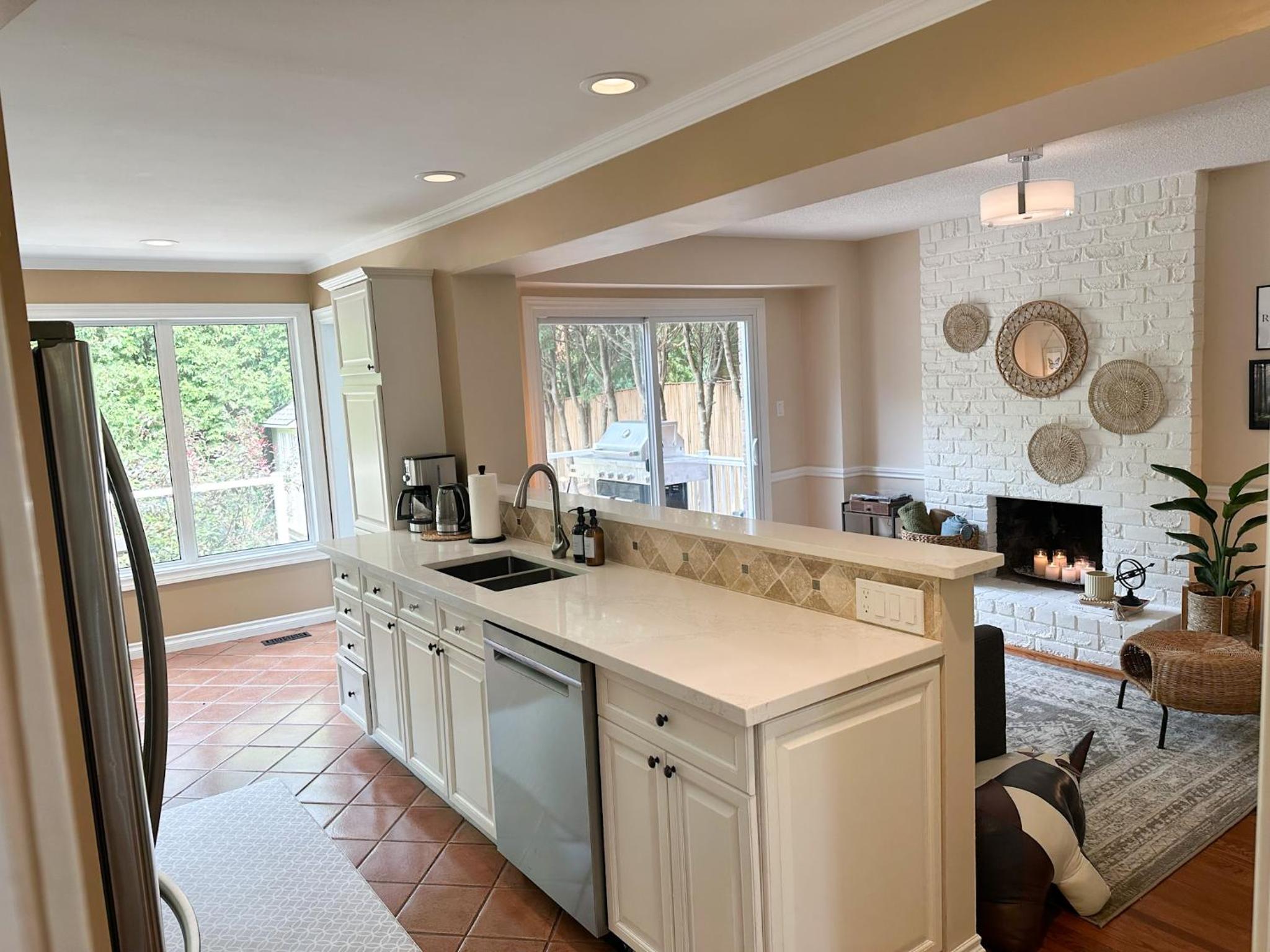 Oakville Retreat - 4 bedroom 5 beds - short walk from the lake