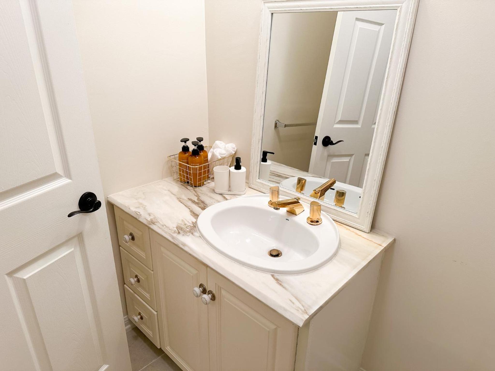 Oakville Retreat - 4 bedroom 5 beds - short walk from the lake