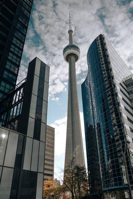 Chic 1-BR Condo; Parking included; Downtown Core