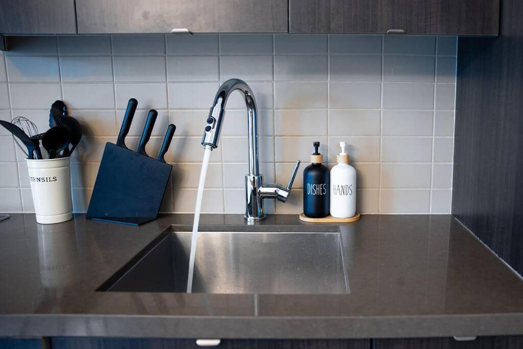 Chic 1-BR Condo; Parking included; Downtown Core