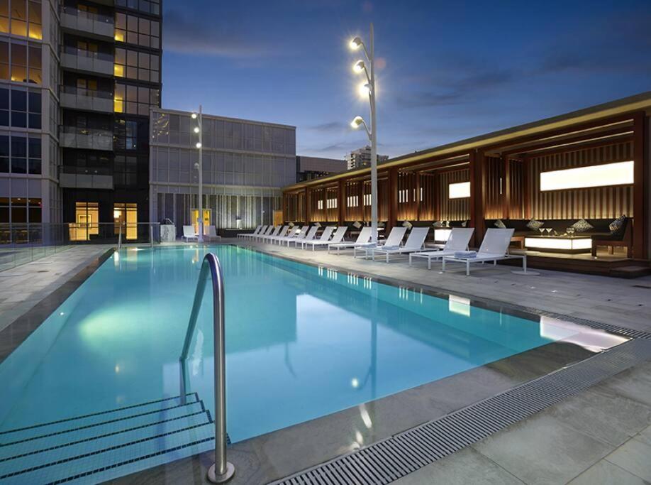 Chic 1-BR Condo; Parking included; Downtown Core