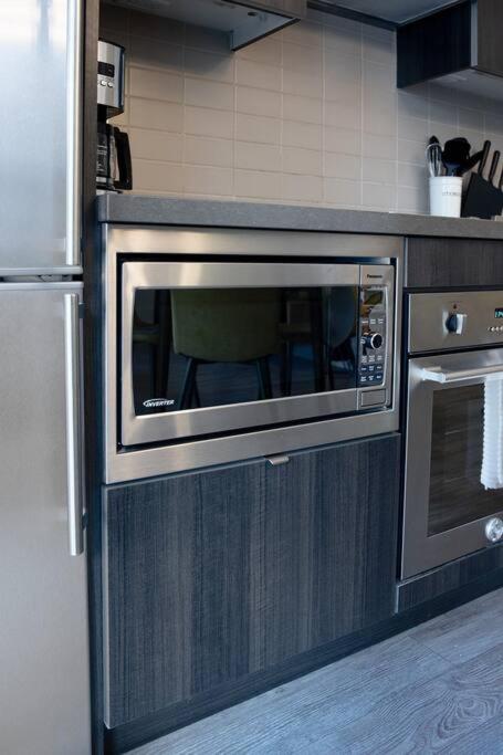 Chic 1-BR Condo; Parking included; Downtown Core