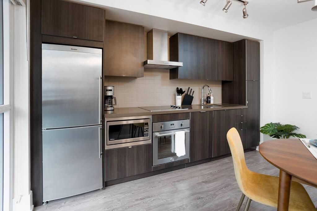 Chic 1-BR Condo; Parking included; Downtown Core
