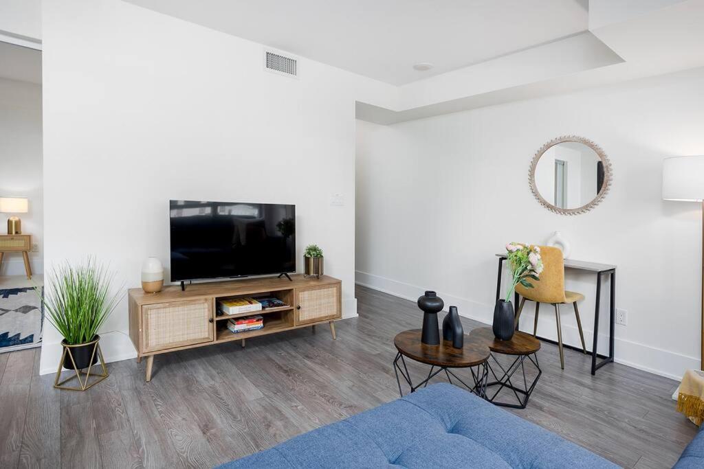 Chic 1-BR Condo; Parking included; Downtown Core