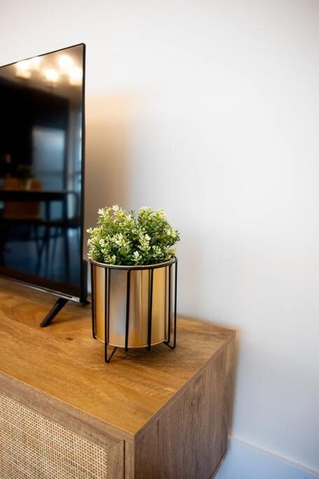 Chic 1-BR Condo; Parking included; Downtown Core