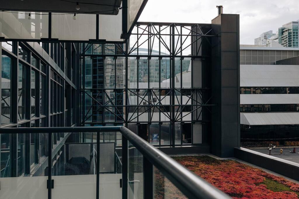 Chic 1-BR Condo; Parking included; Downtown Core