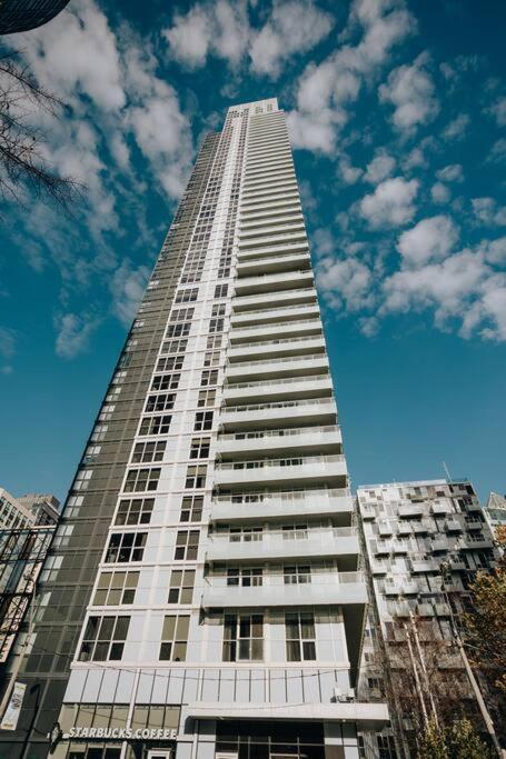 Chic 1-BR Condo; Parking included; Downtown Core