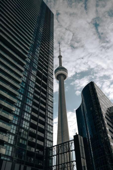 Chic 1-BR Condo; Parking included; Downtown Core