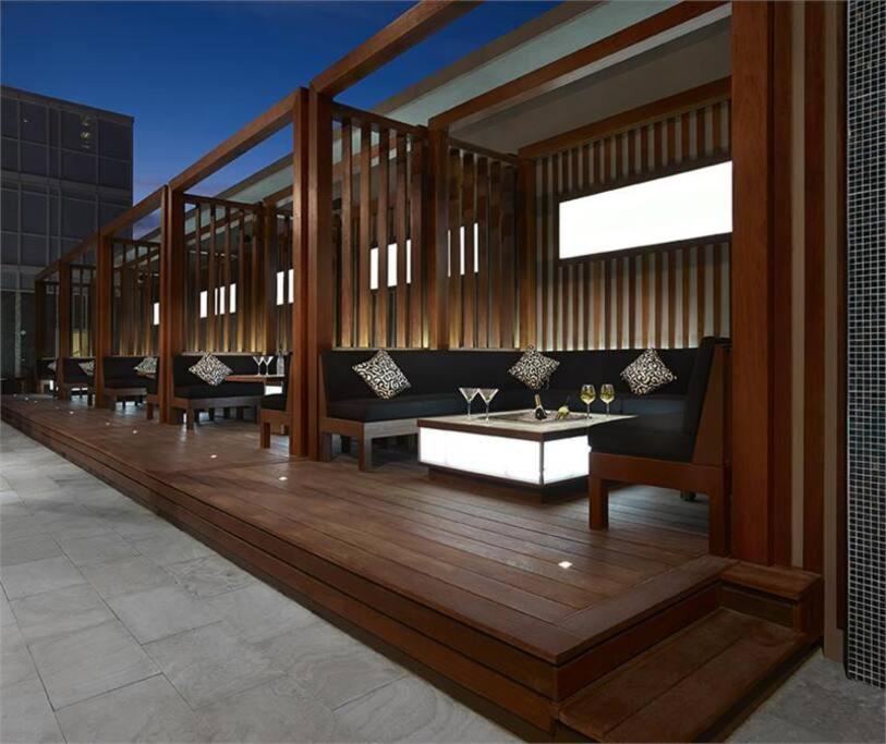 Chic 1-BR Condo; Parking included; Downtown Core