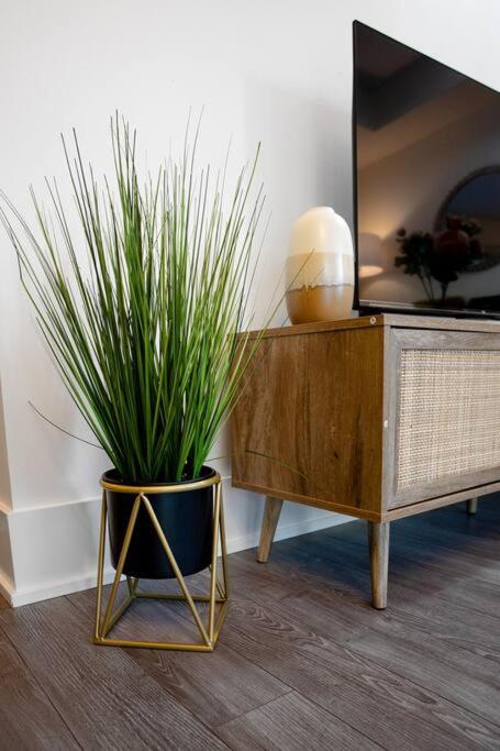 Chic 1-BR Condo; Parking included; Downtown Core