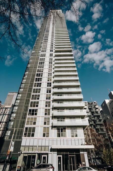 Chic 1-BR Condo; Parking included; Downtown Core