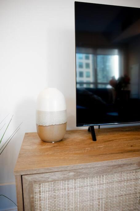 Chic 1-BR Condo; Parking included; Downtown Core