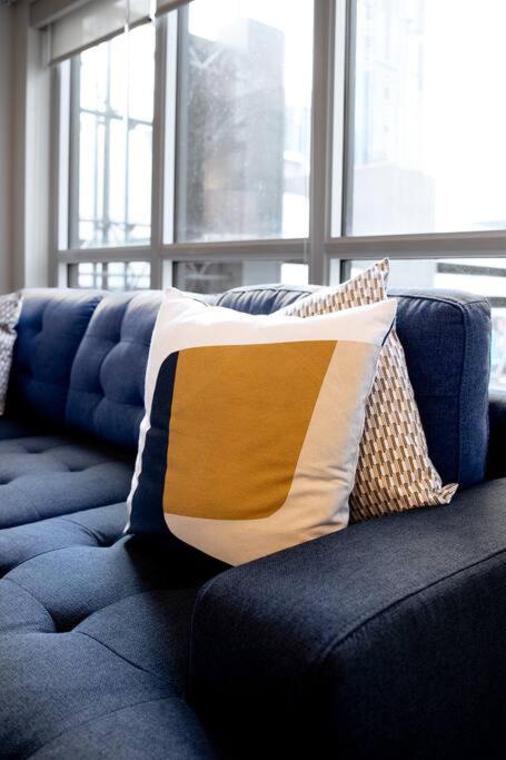 Chic 1-BR Condo; Parking included; Downtown Core
