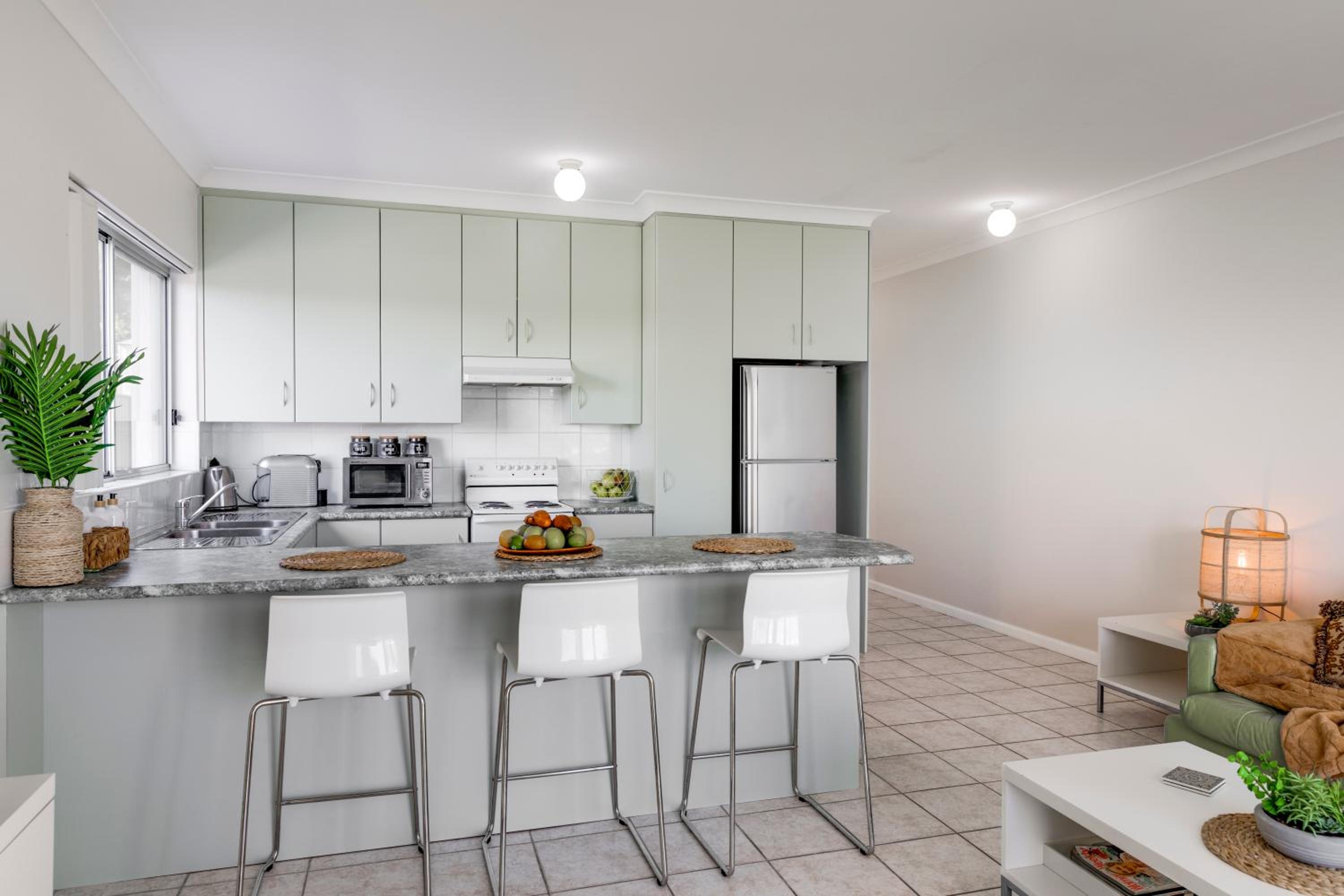 House plus Apartment Water Views and Walk to the Beach