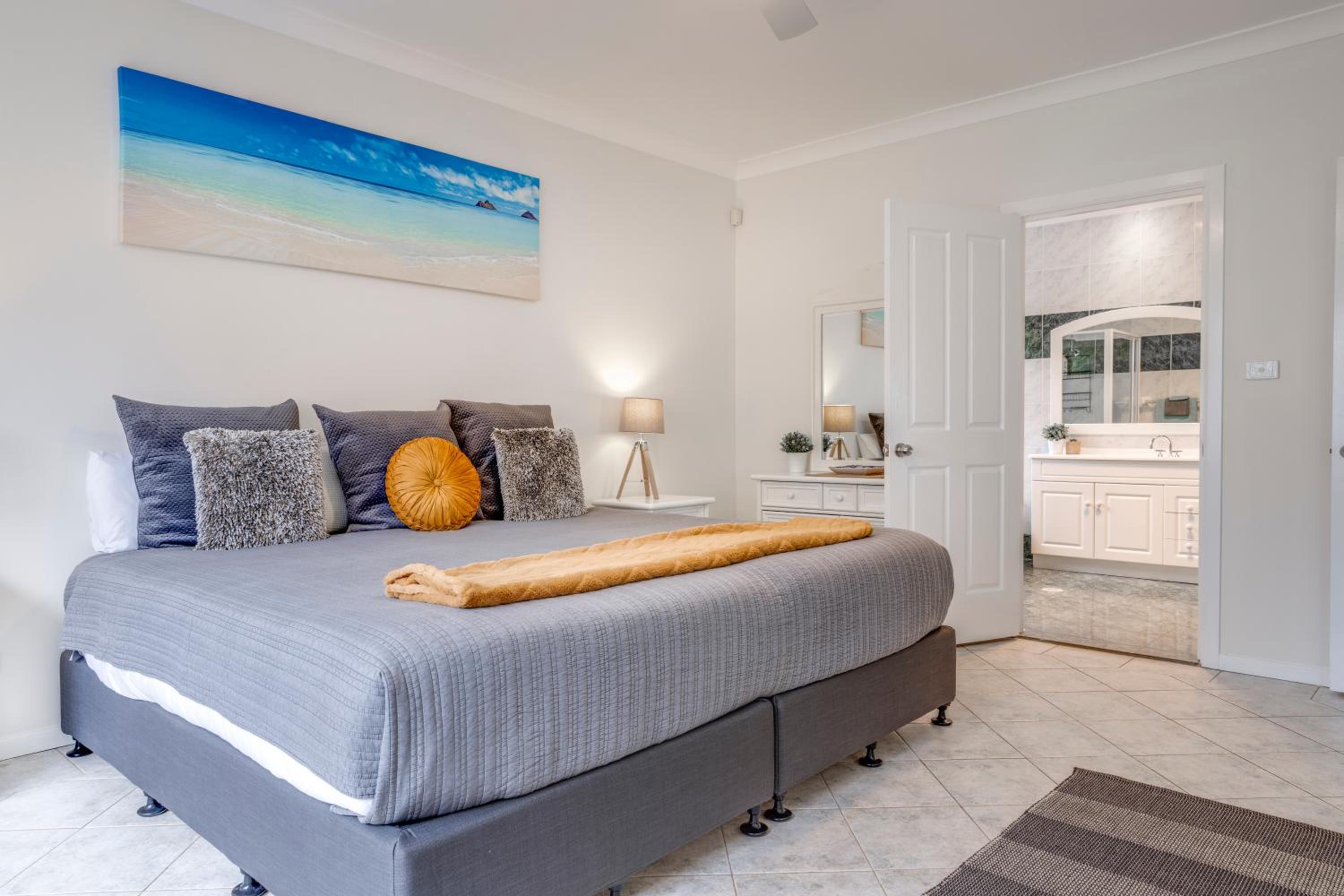 House plus Apartment Water Views and Walk to the Beach